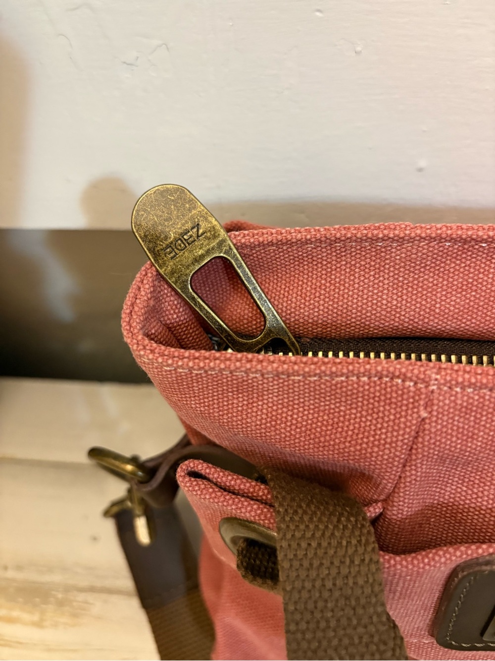 Zede Dusty Rose Canvas Crossbody Bag with Brass Turn-Lock Zede - Picture 2 of 6
